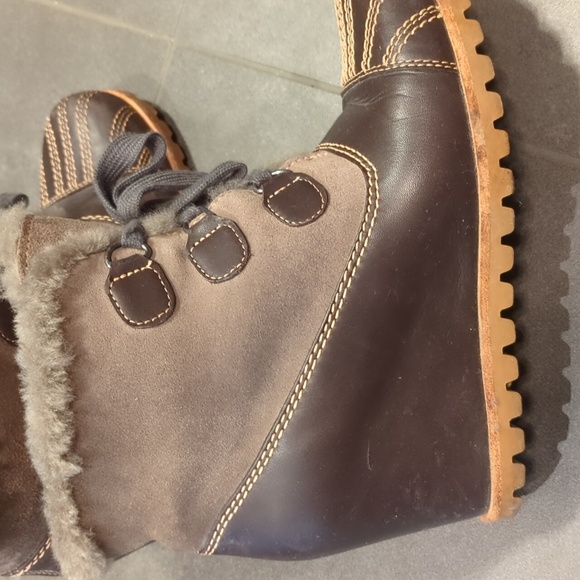 UGG hidden wedge boots size 7 - Picture 2 of 7